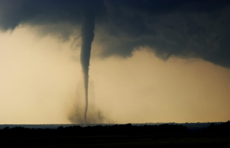 Powerful Storms Threaten U.S. with Blizzards, Tornadoes